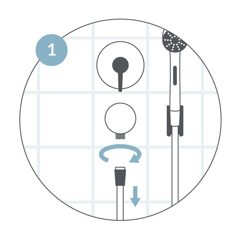 Löse den Duschschlauch von der Armatur