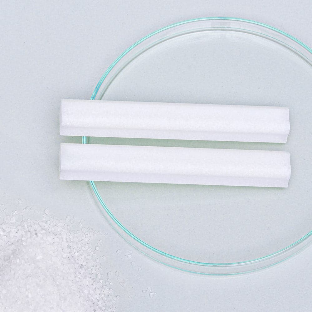 shower+ Mittelmeersalz Sticks auf Glasschale