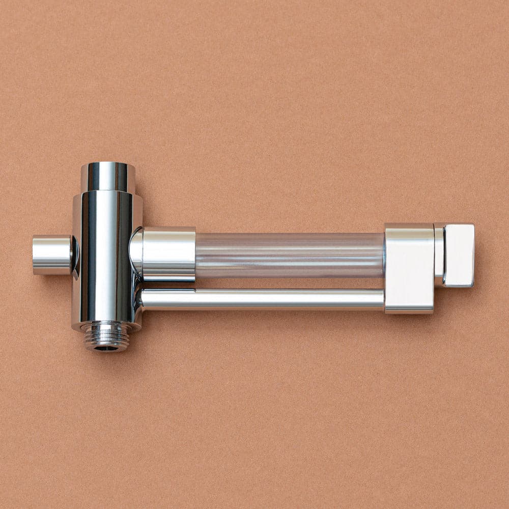 shower+ Base Applikator, liegend auf Korkunterlage.